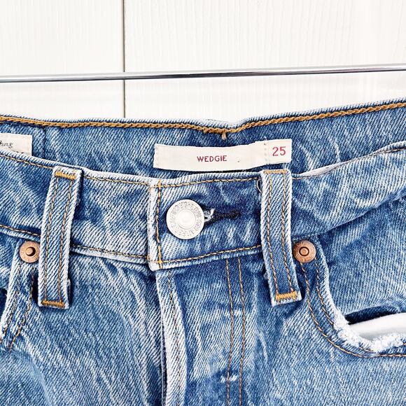 Levi's Premium Wedgie Fit Ankle Jeans in Medium Wash - Picture 4 of 11